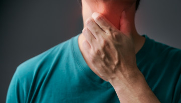 Ощущения кома в горле: возможные причины и лечение симптома