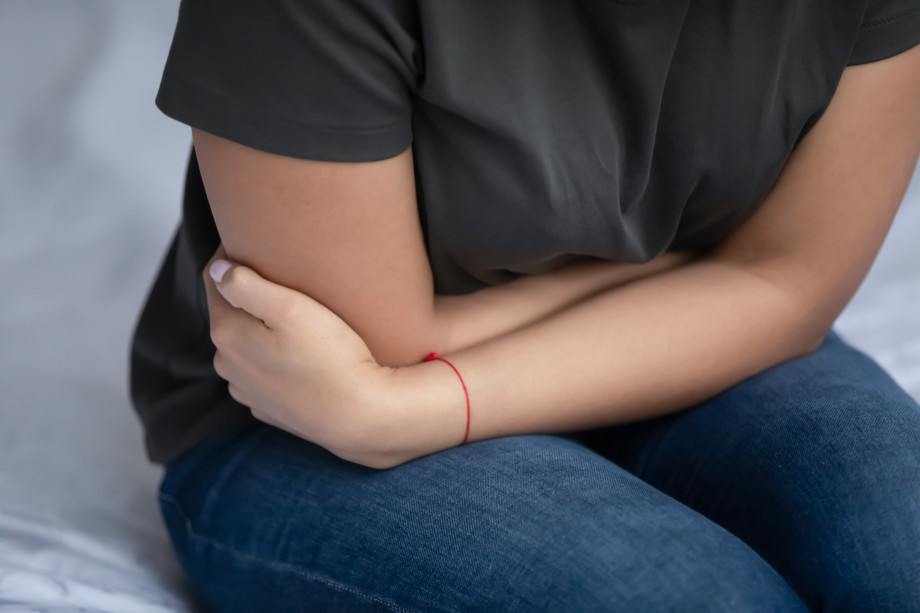 Болит в животе – основные причины синдрома и первая помощь
