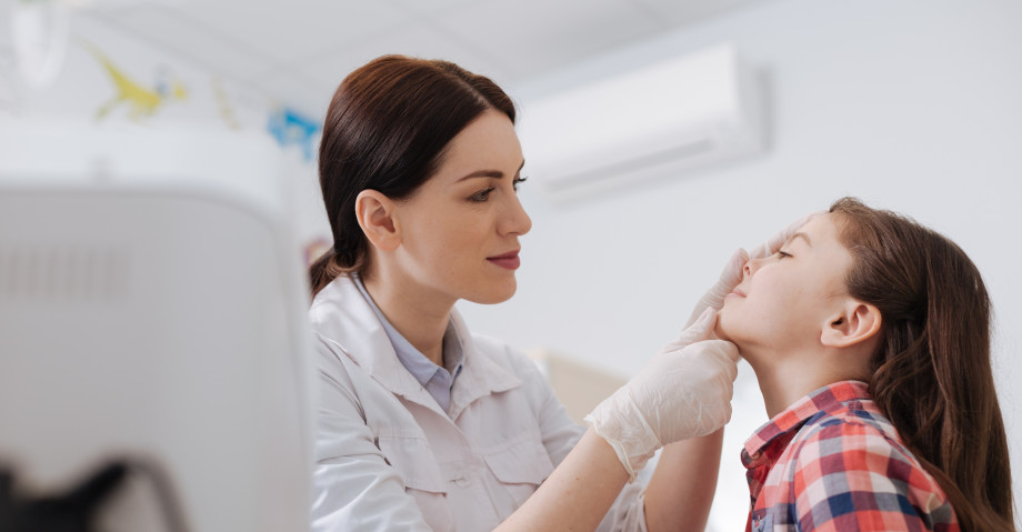 Як вилікувати сухість у носі і кров'яні скориночки у дитини: загальне і місцеве лікування