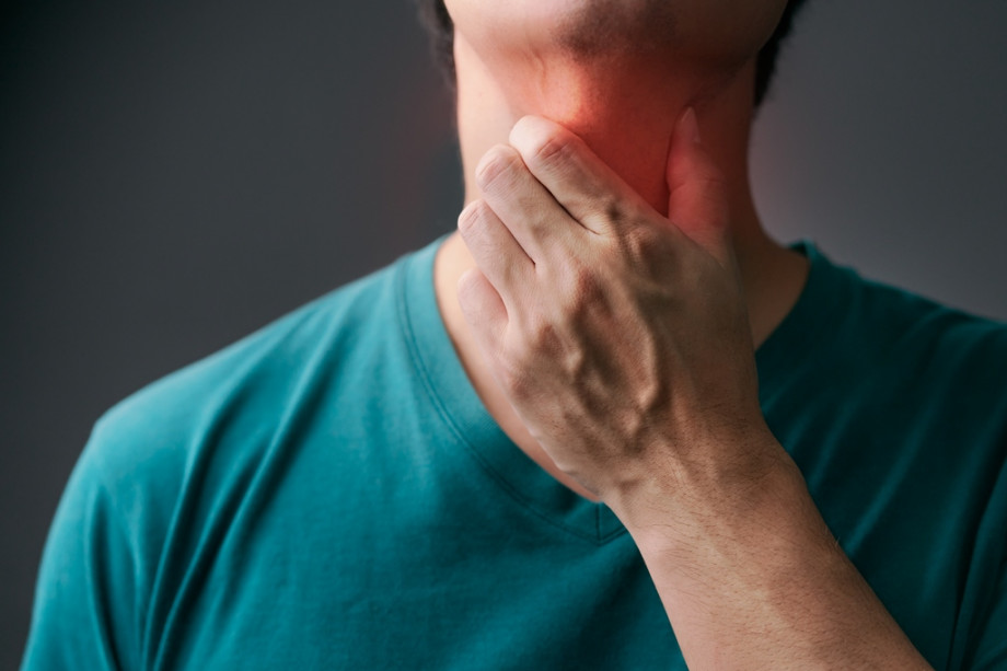 Ощущения кома в горле: возможные причины и лечение симптома